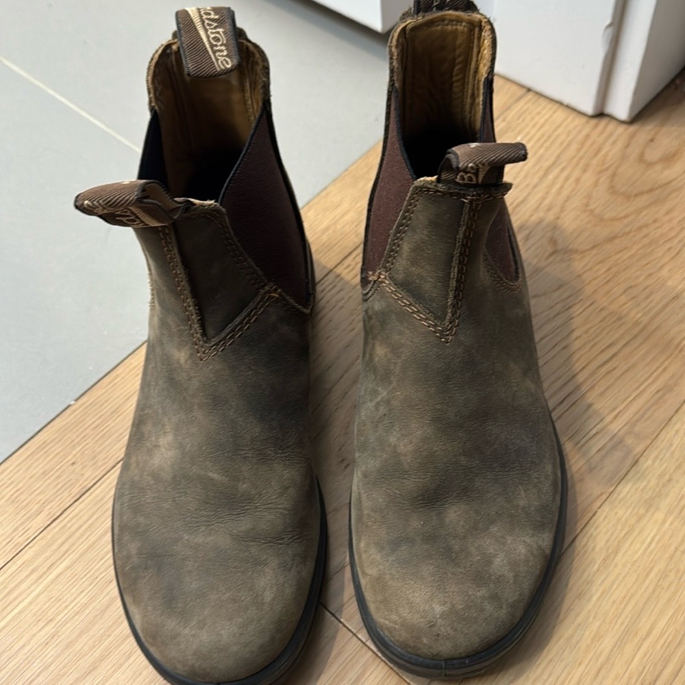 Blundstones UK 3 (men’s 4, women’s 6)
Brown